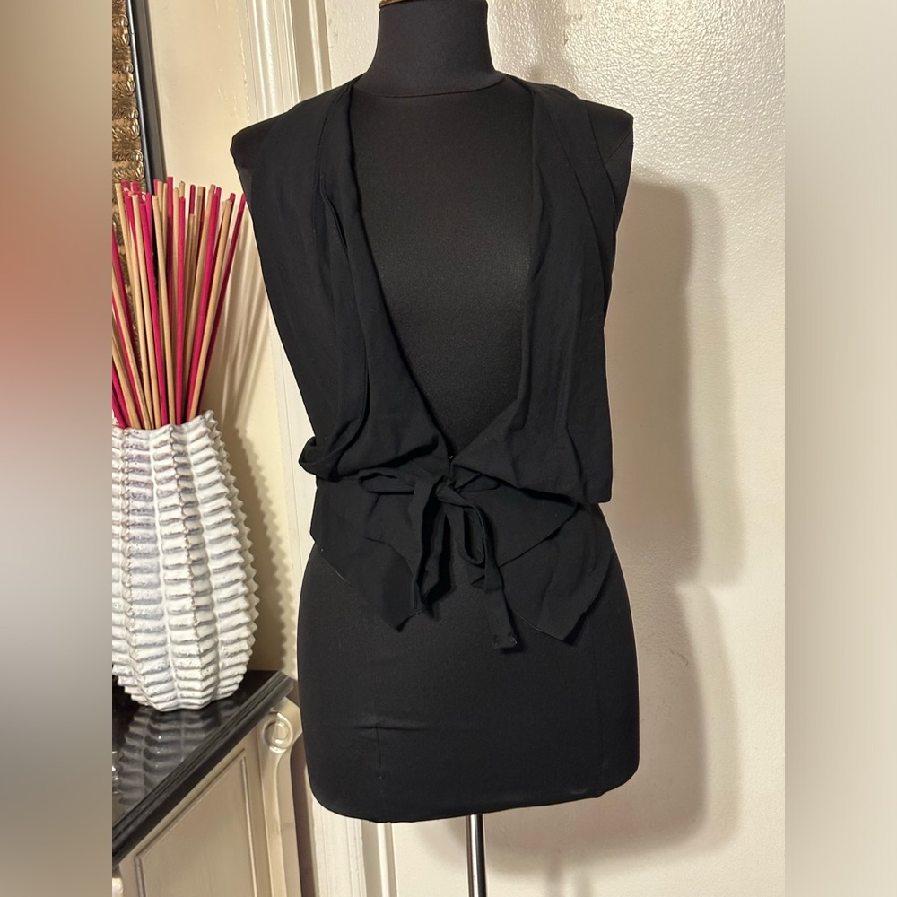 BCBG MAX AZRIA  CUTE BLACK COLOR VEST LIKE NEW SIZE XS